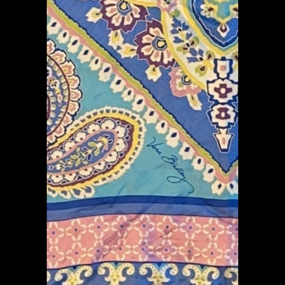 Vera Bradley scarf
Capri blue
100% silk